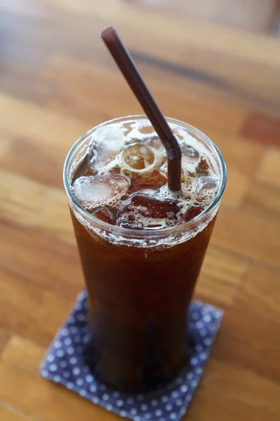  kahve americano ahşap masa üstünde buz