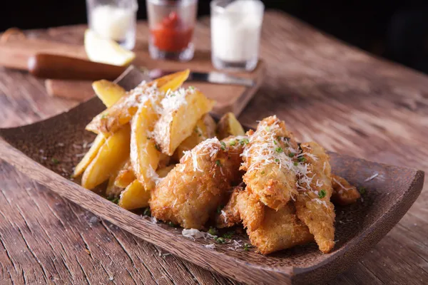 Pescado y patatas fritas con salsa tártara —  Fotos de Stock