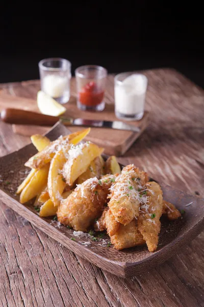 Fish and chips con salsa tartara — Foto Stock