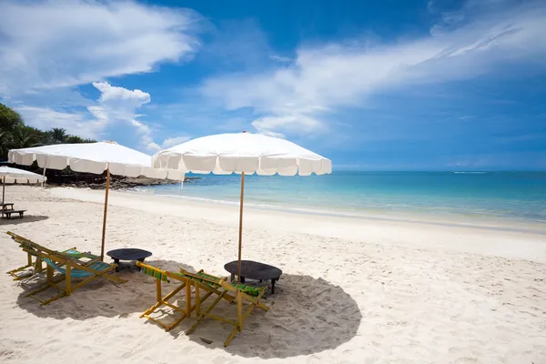 Sillas de playa en la playa de arena blanca con cielo azul nublado — Foto de Stock