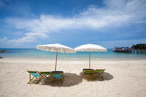 Beach chairs on the white sand beach with cloudy blue sky — Stock Photo, Image