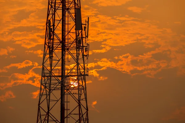 Komunikat wieży podczas zachodu słońca — Zdjęcie stockowe