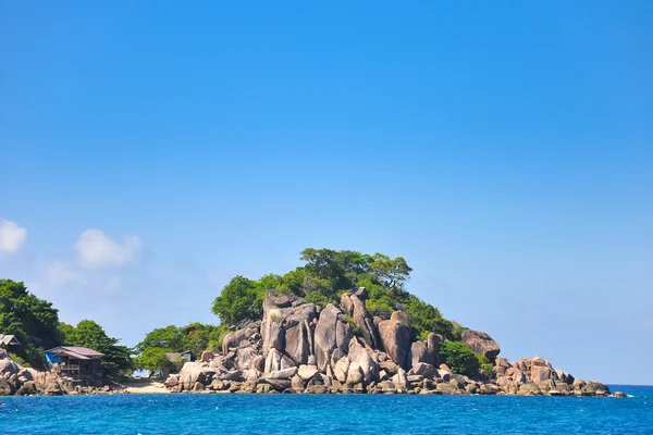 Praia tropical, barcos de cauda longa, Mar de Andaman, Tailândia — Fotografia de Stock