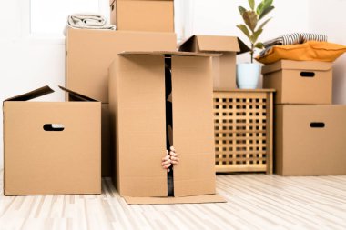 Yeni evindeki karton kutuda oynayan tatlı çocuk..