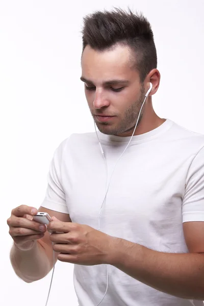 Νεαρός άνδρας που ακούτε μουσική στο ipod — Φωτογραφία Αρχείου