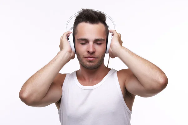 Νεαρός άνδρας που ακούτε μουσική στο ακουστικό — Φωτογραφία Αρχείου