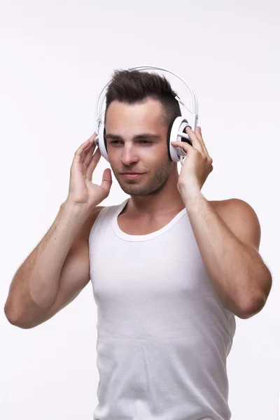 Νεαρός άνδρας που ακούτε μουσική στο ακουστικό — Φωτογραφία Αρχείου