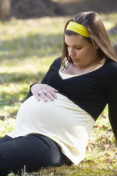 Kobieta w ciąży w naturze — Zdjęcie stockowe