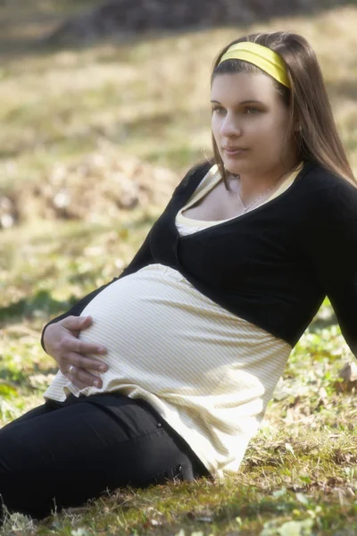 Mujer embarazada en la naturaleza —  Fotos de Stock