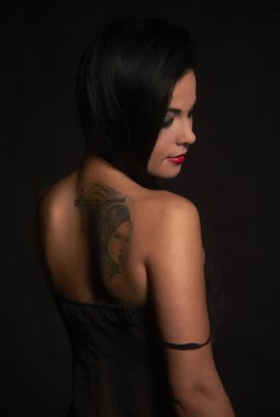 Güzel, genç dövmeli kadın