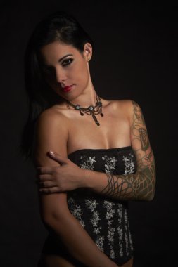 Güzel, genç dövmeli kadın