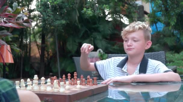 Junge trainiert das Schach — Stockvideo