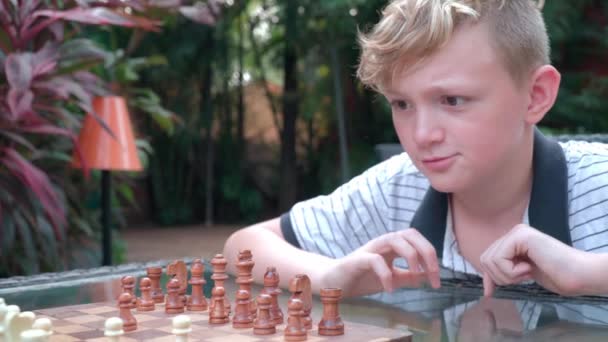 Zwei Jungs trainieren das Schach — Stockvideo