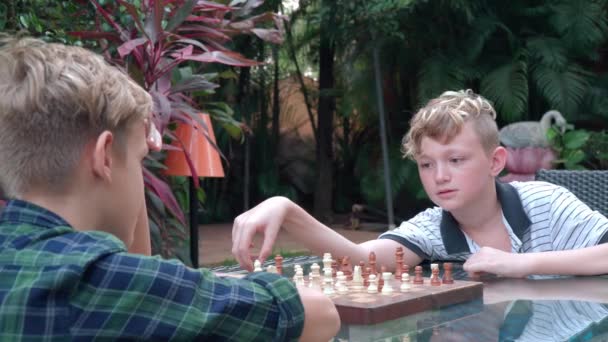 二人の男の子がチェスを訓練している — ストック動画