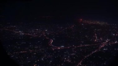 Gündüz uçak yolculuğu. Uçak penceresinden manzara güzel.