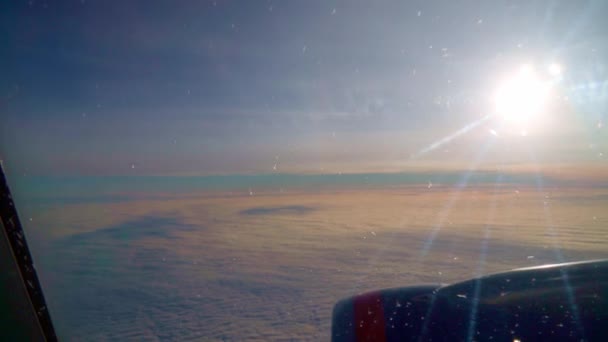 Πτήση αεροπλάνου κατά τη διάρκεια της ημέρας. Ωραία θέα μέσα από το παράθυρο του αεροπλάνου — Αρχείο Βίντεο