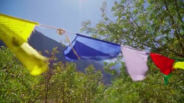 Timebskie colored flags waving in the wind in the Himalayas — Vídeo de Stock