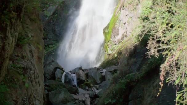 Una pequeña cascada en una zona montañosa. Primer plano — Vídeos de Stock