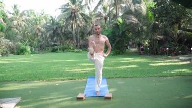 Beyaz adam doğada yoga yapıyor. Kapat..