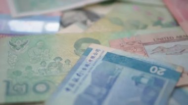 Arka planda dünya para birimlerinin toplanması