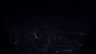 Gündüz uçak yolculuğu. Uçak penceresinden manzara güzel.