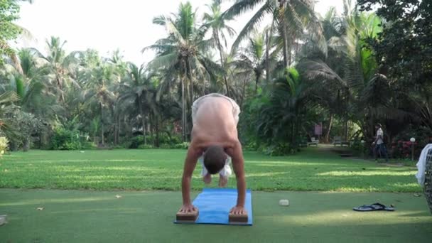 Professional yoga trainer performs standard assanas — Stock Video