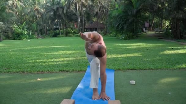 Спортсмен робить йогу кожен день — стокове відео