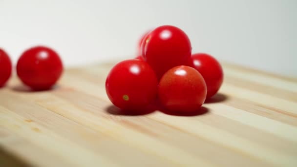 Cherry tomatoes on a cutting board. Healthy food. Vegetarianism — Videoclip de stoc