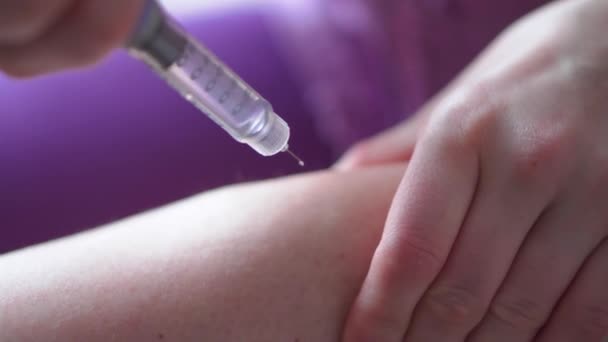 A girl with diabetes gives herself an injection of insulin. Close-up — Video