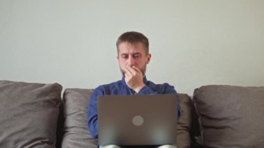 Online iş. Adam stres altında. Evde yalnızım..