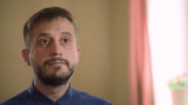 Orta yaşlı bir adam aynanın önünde duruyor. Sabahları günlük yüz bakımı.