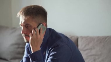 Çok stresli bir adam. Başarısız telefon görüşmesi. Depresyon