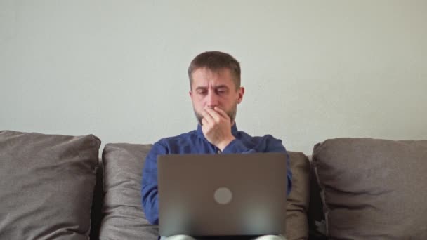 Trabalho online. O homem está sob stress. Sozinho em casa. — Vídeo de Stock