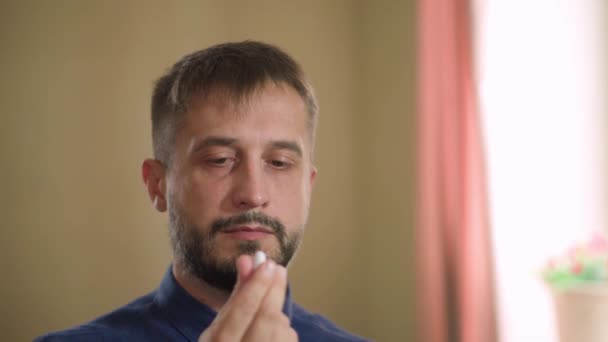 매일 약을 복용 한다. 생명을 구하는 약들. 거울 앞에 있는 사람 — 비디오