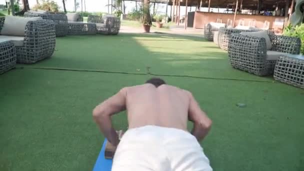 Homem europeu a praticar desporto de manhã. prática de ioga — Vídeo de Stock