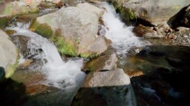 Dağlık bir bölgede küçük bir dağ nehri. Sonbahar Himalayaları