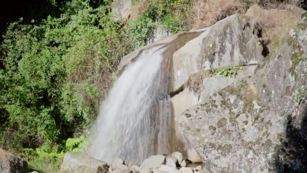 Mały górski wodospad. Himalaje, Indie. Piękna przyroda — Wideo stockowe
