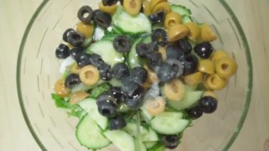 Yunan salatası. Zeytinyağı ile çeşnili. Sağlıklı yemek.