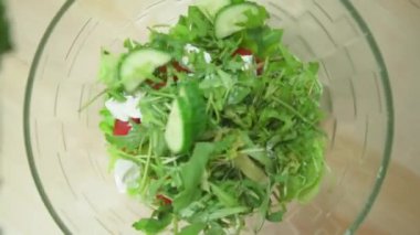 Lezzetli ve sağlıklı yemekler pişirmek. Vejetaryen salatası. Taze salatalık.