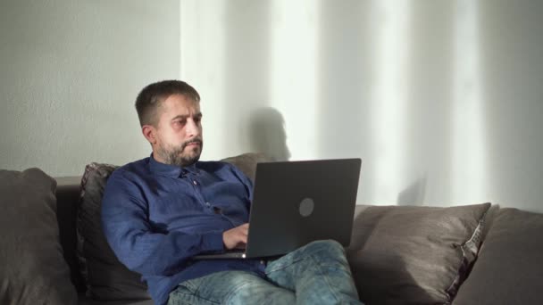 Muž pracuje doma na internetu. Práce na počítači doma — Stock video