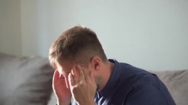 Zor bir durumda olan bir adam sorunu nasıl çözeceğini düşünür.