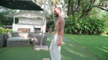 Turistler yoga yapar. Hindistan tatil köyü. yoga sınıfı