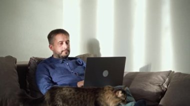 Adam evde çalışıyor. Evcil hayvanın bakıma ihtiyacı var