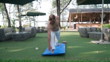 Tatilde olan bir turist yoga assanası okuyor. Hindistan Tatil Tatili