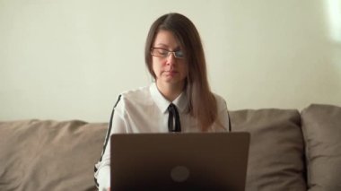 Evde çalış. Karantina koronovirüsü. İçeride kal.