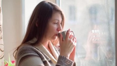 Evde dinlenin. Sıcak sade kahve. Penceredeki kız.