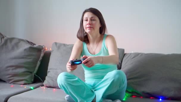 Emotional game. Woman at home. Development of the gaming industry — Stock Video