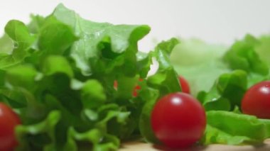 Kiraz domatesleri. Çiğ yemek. Çiğ gıda diyeti. Vejetaryenlik. Salata.