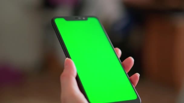 Desliza el dedo sobre la pantalla del smartphone. Uso de una aplicación popular. — Vídeos de Stock