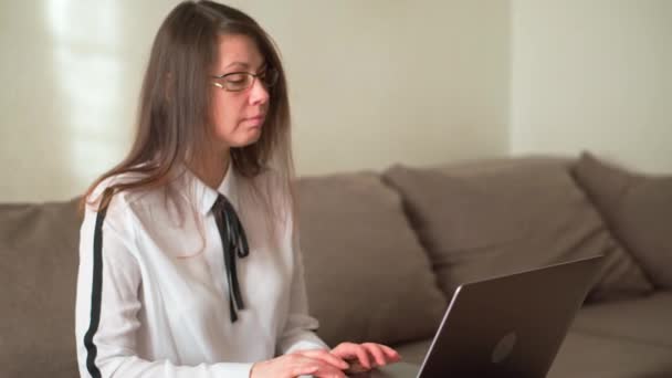 Γυναίκα μελέτη σε απευθείας σύνδεση. Ελεύθερος επαγγελματίας του διαδικτύου. Ένας ενήλικας μαθαίνει νέες τεχνολογίες — Αρχείο Βίντεο